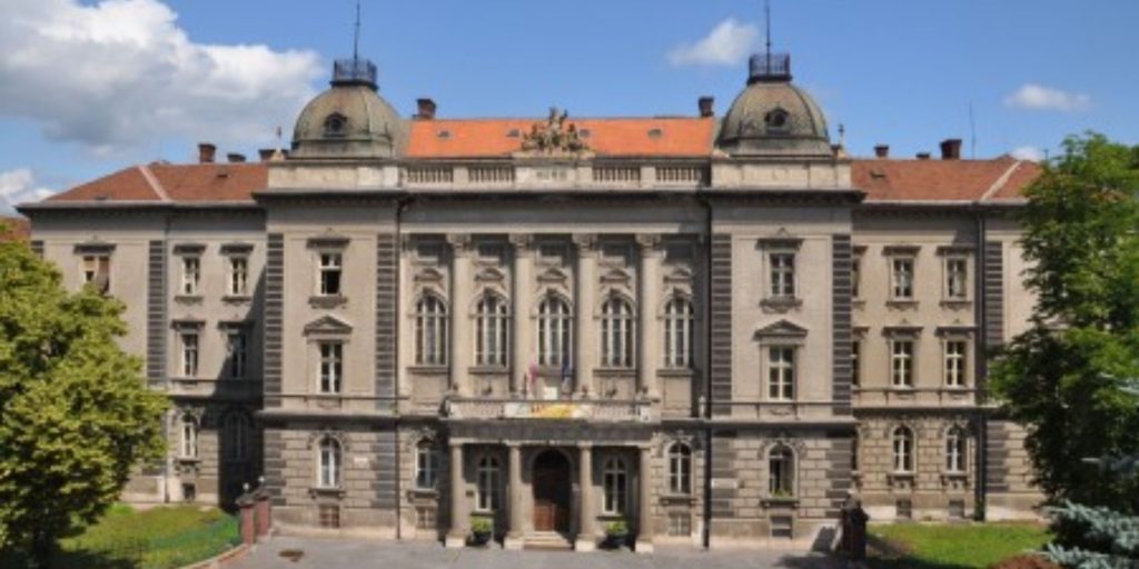 A picture of the Pavol Jozef Šafárik University main campus building used for students that want to study medicine or dentistry in Slovakia.